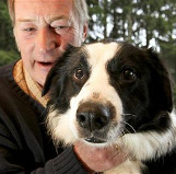 Lecteur du livre Dressez son chien en 15 minutes par jour de Caroline Lange et son chien Nesquick